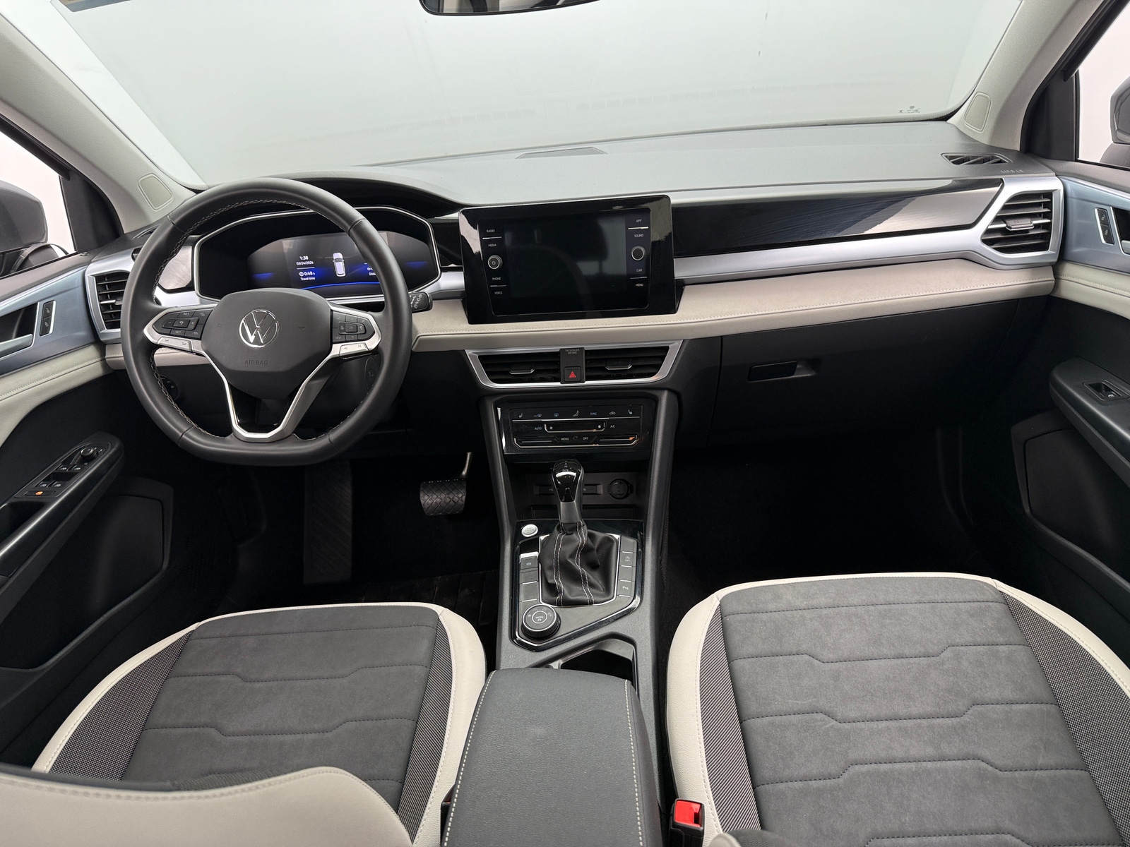 Thumbnail: 2025 Volkswagen Taos - 3