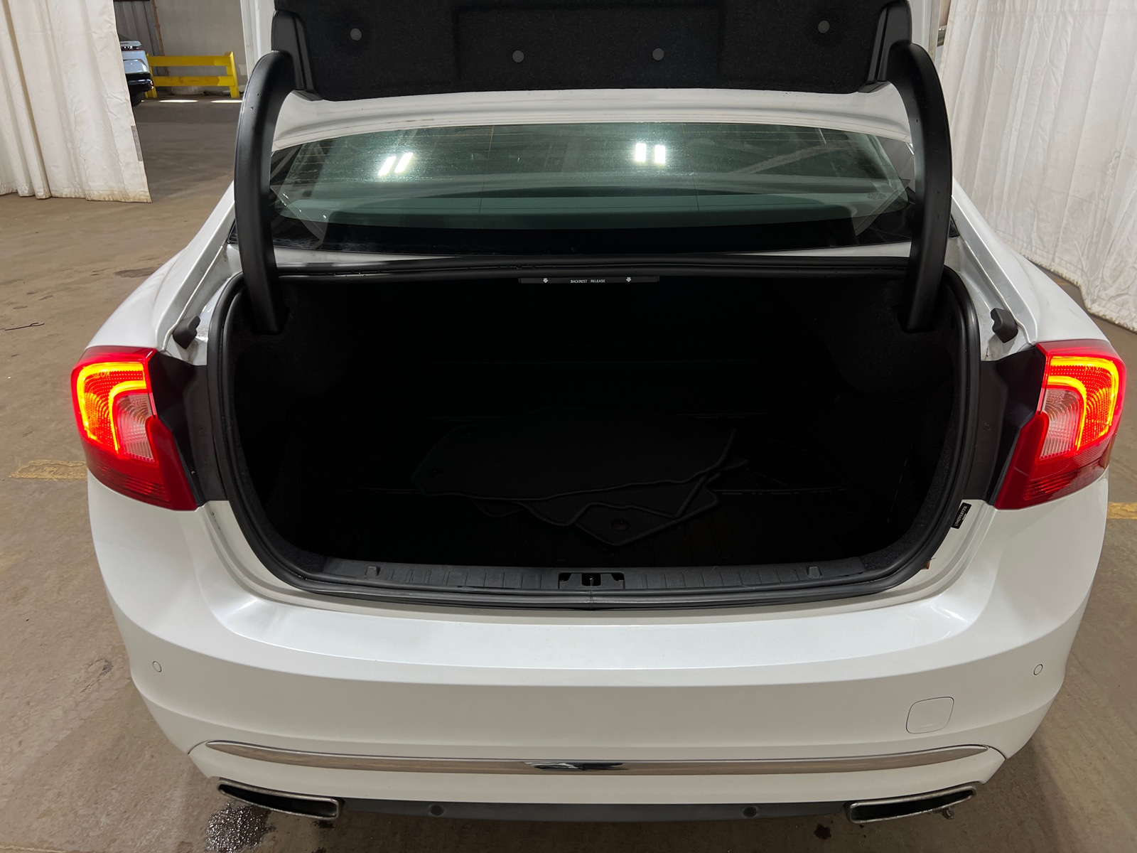 Thumbnail: 2018 Volvo S60 - 6