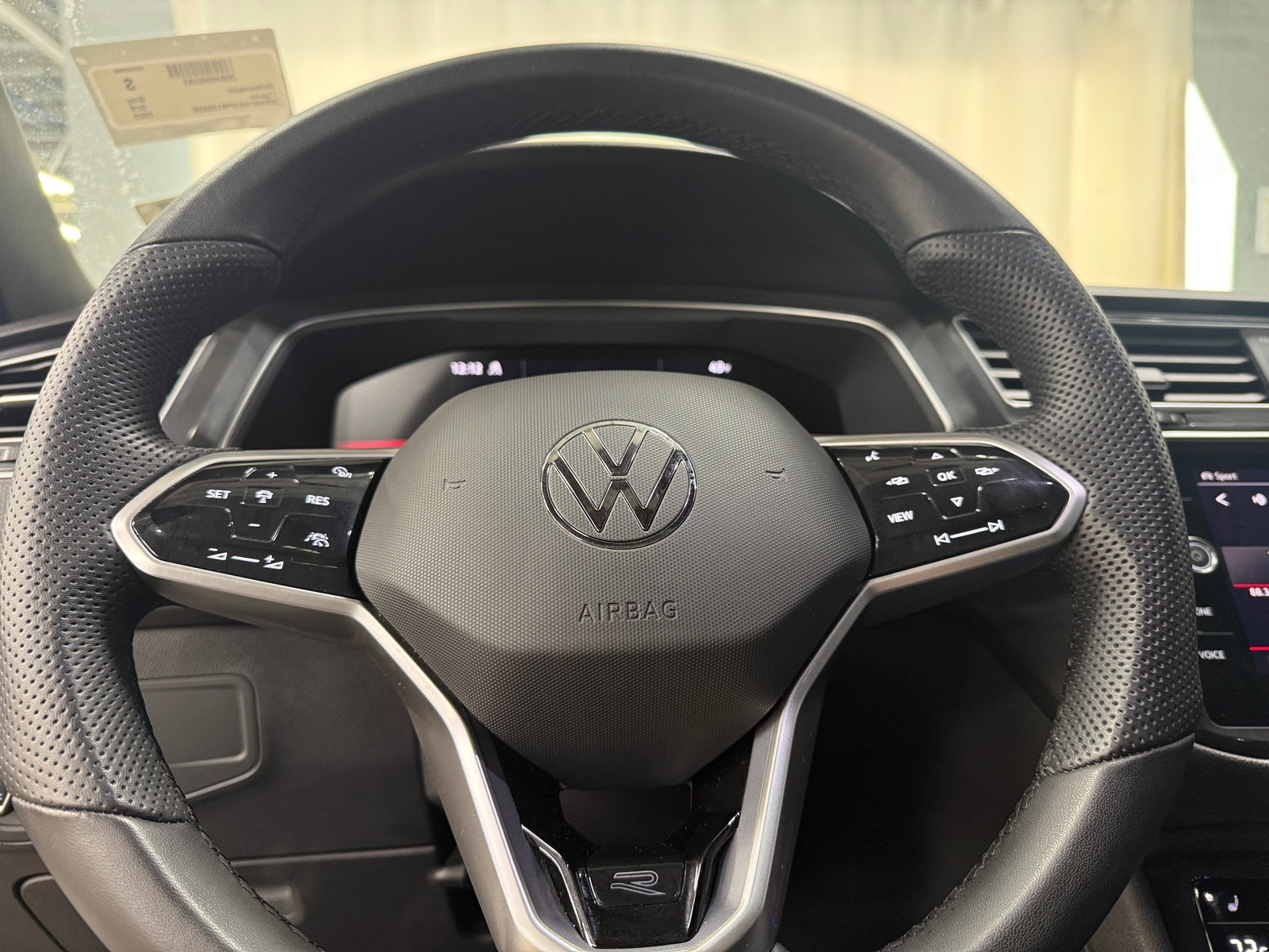 Thumbnail: 2023 Volkswagen Tiguan - 4