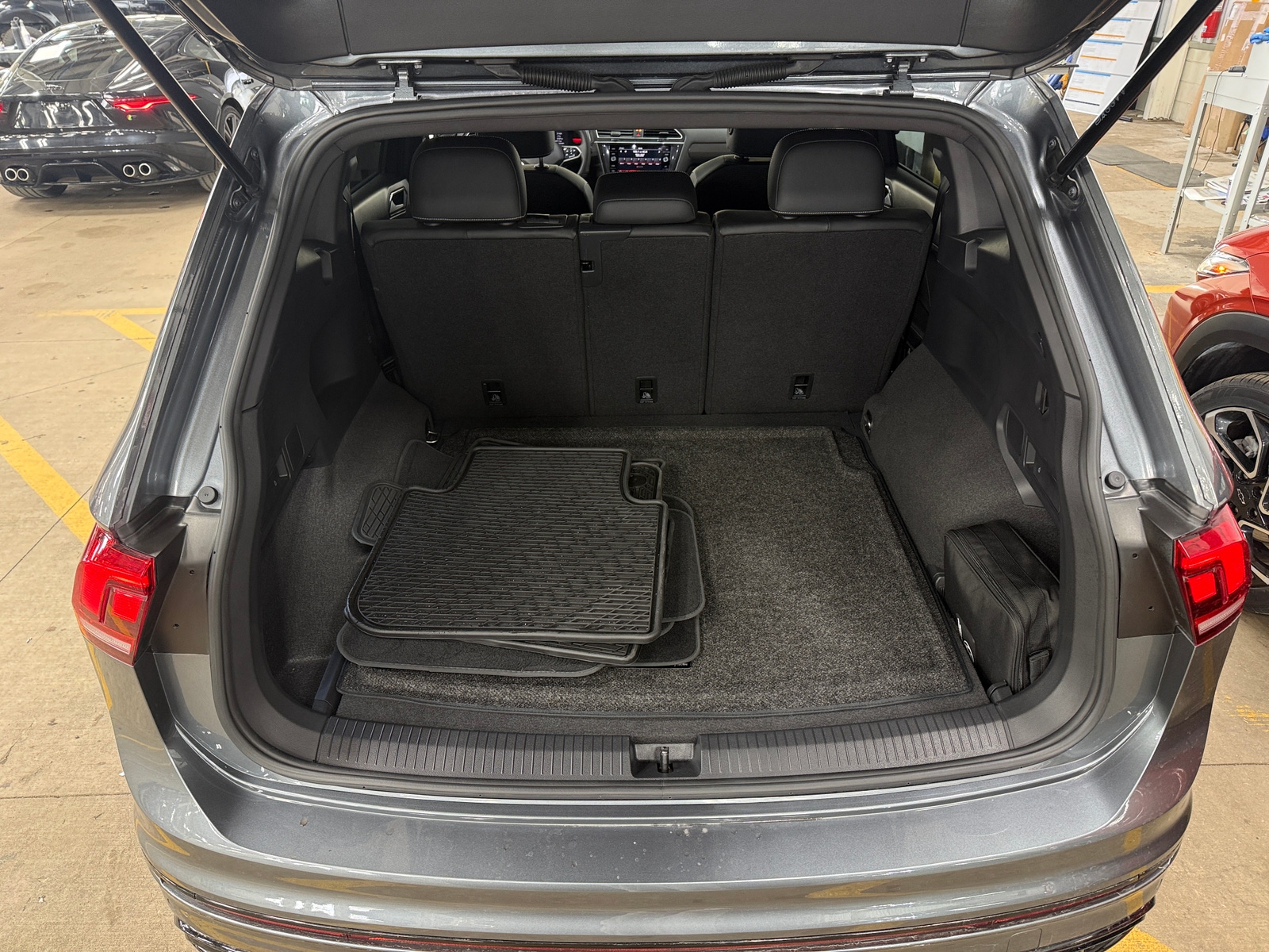 Thumbnail: 2023 Volkswagen Tiguan - 6