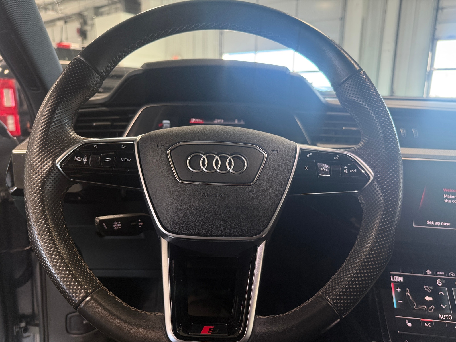 Thumbnail: 2022 Audi e-tron S - 4