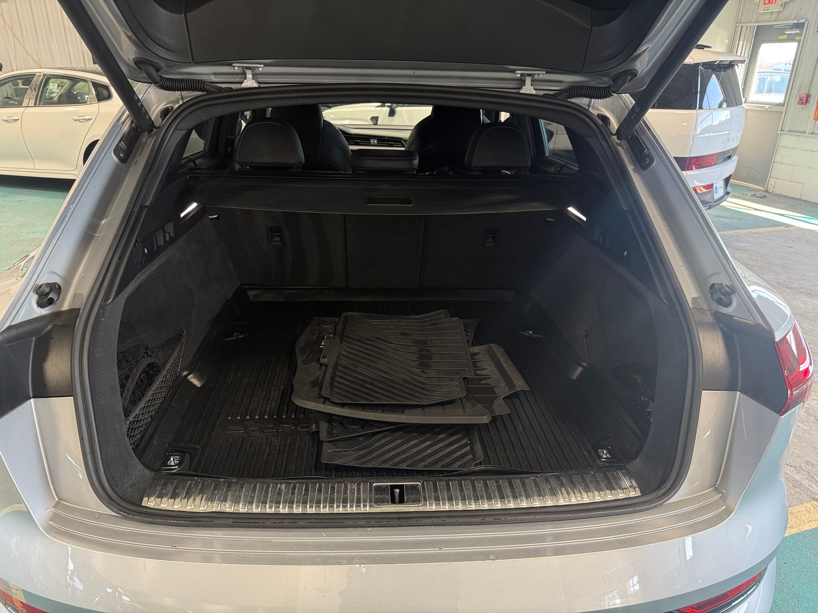 Thumbnail: 2022 Audi e-tron S - 6