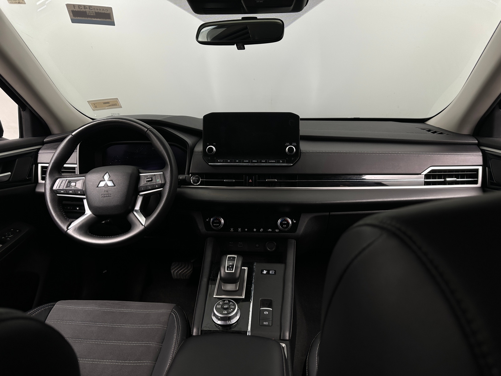 Thumbnail: 2023 Mitsubishi Outlander - 3