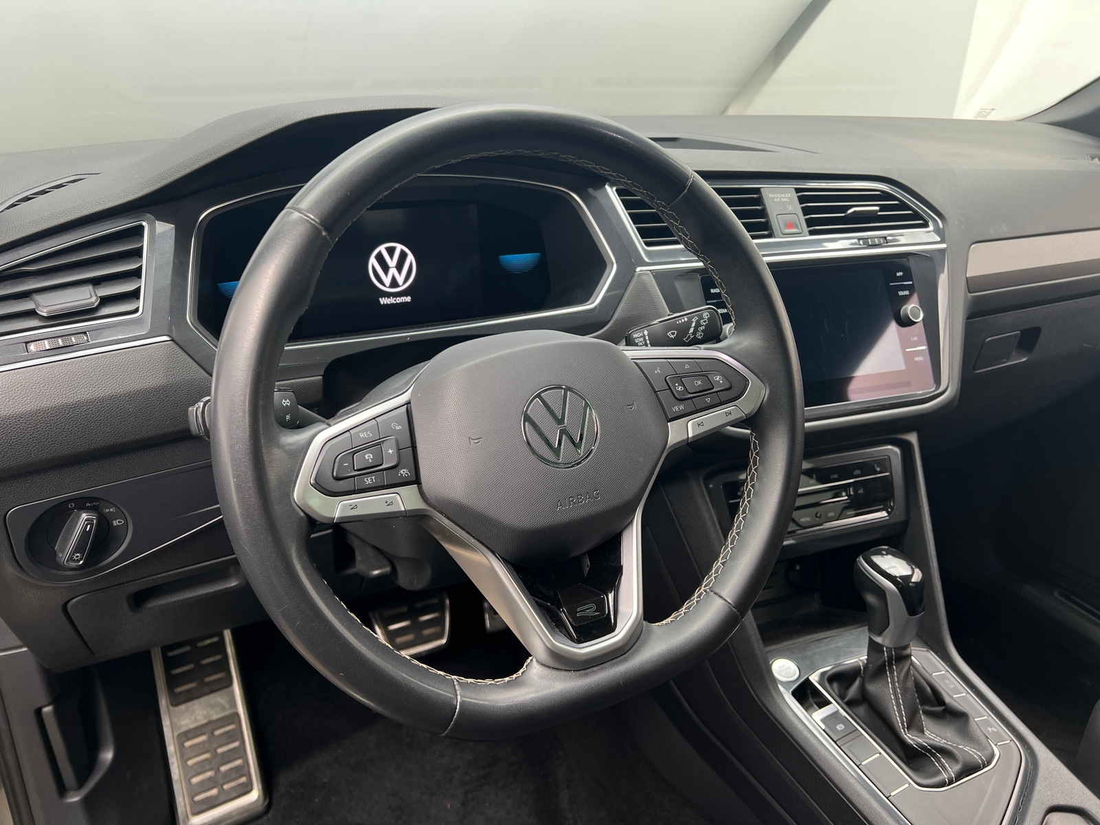 Thumbnail: 2023 Volkswagen Tiguan - 4