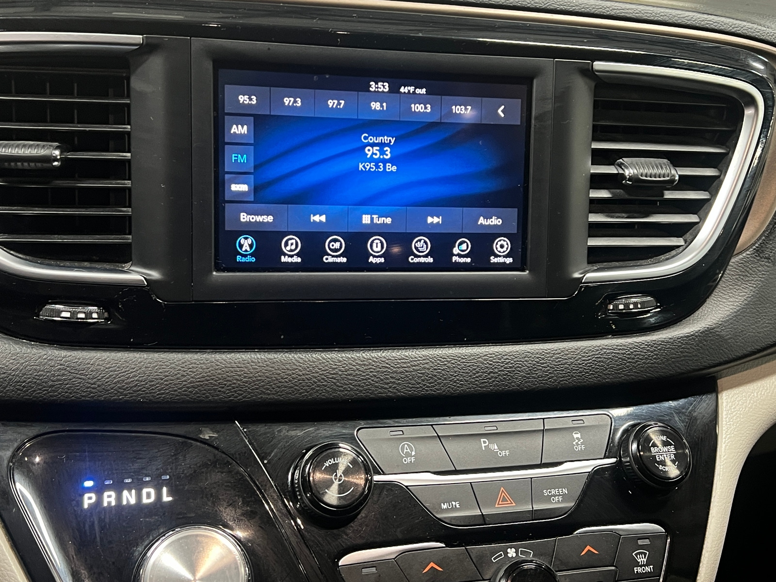 Thumbnail: 2018 Chrysler Pacifica - 3