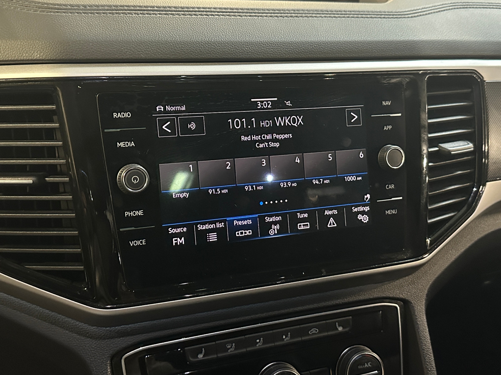 Thumbnail: 2023 Volkswagen Atlas - 3