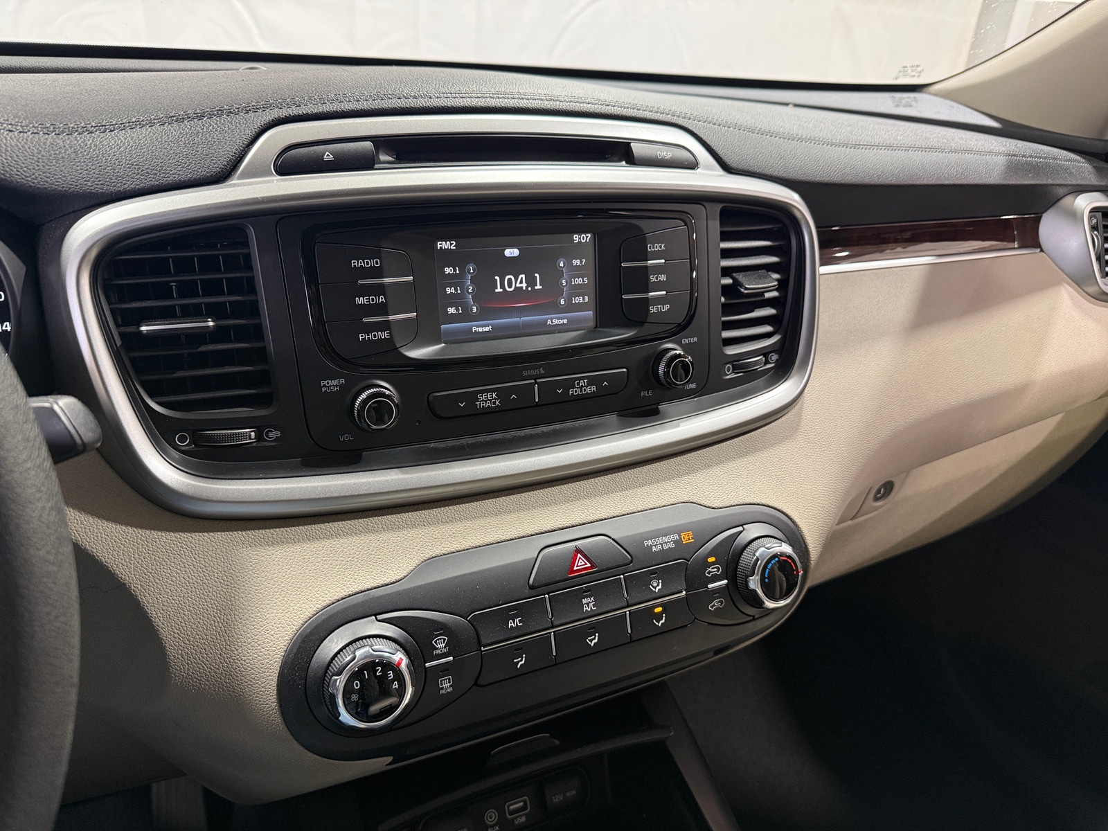 Thumbnail: 2017 Kia Sorento - 4