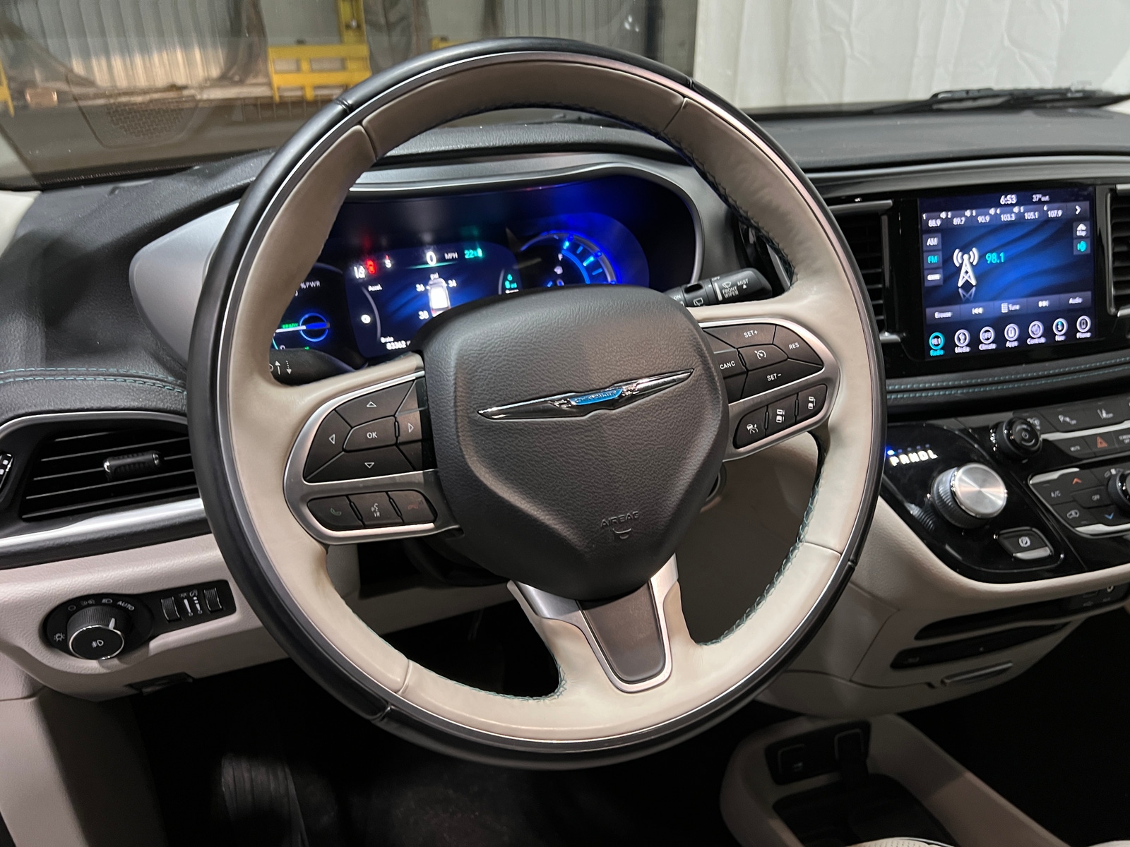 Thumbnail: 2018 Chrysler Pacifica - 4