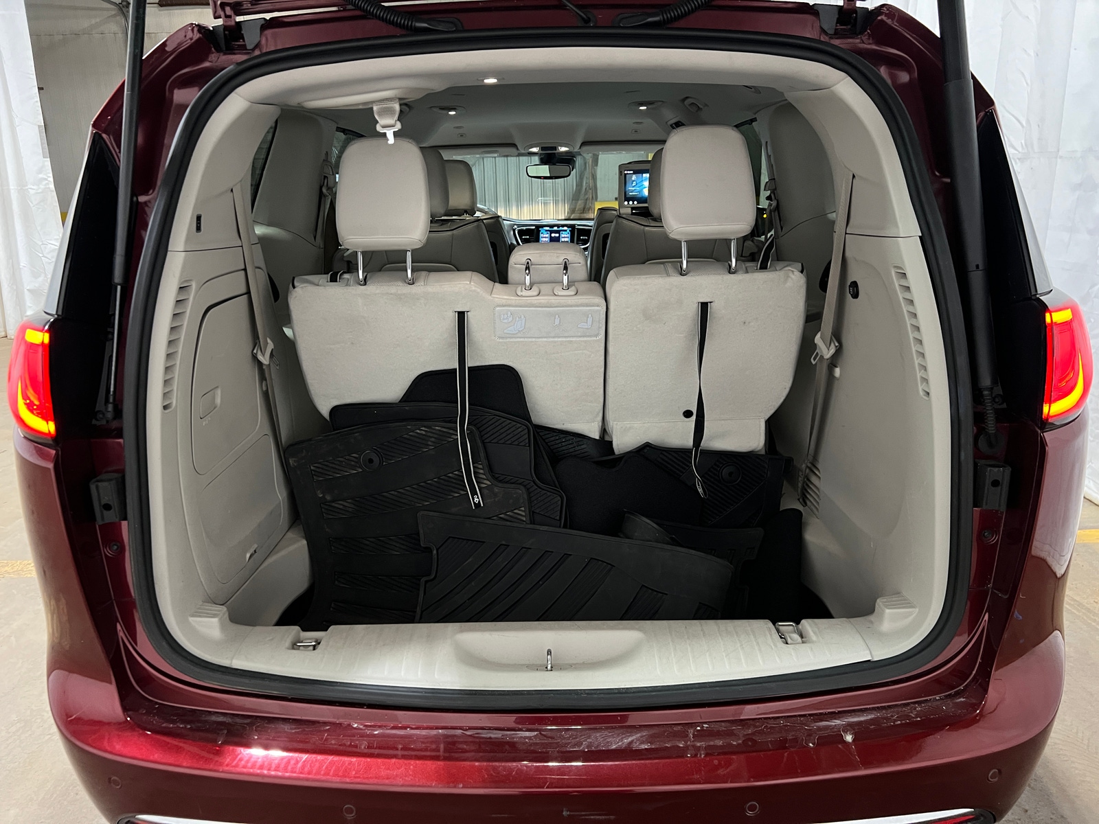 Thumbnail: 2018 Chrysler Pacifica - 6