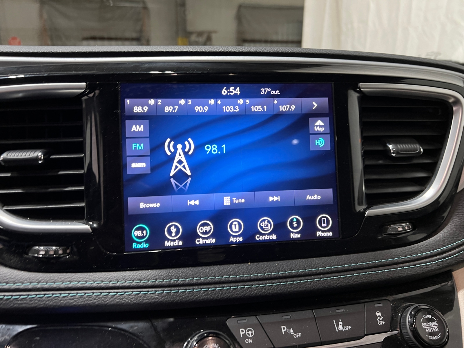 Thumbnail: 2018 Chrysler Pacifica - 3