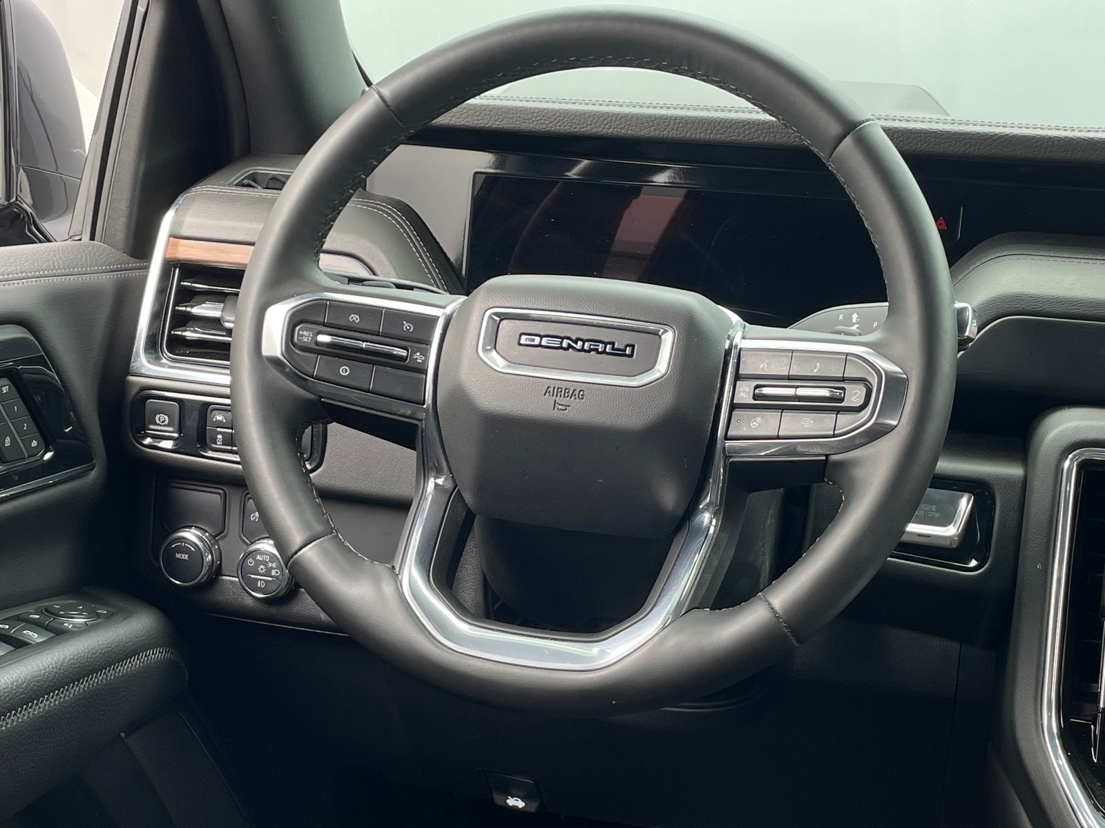 Thumbnail: 2025 GMC Yukon XL - 4