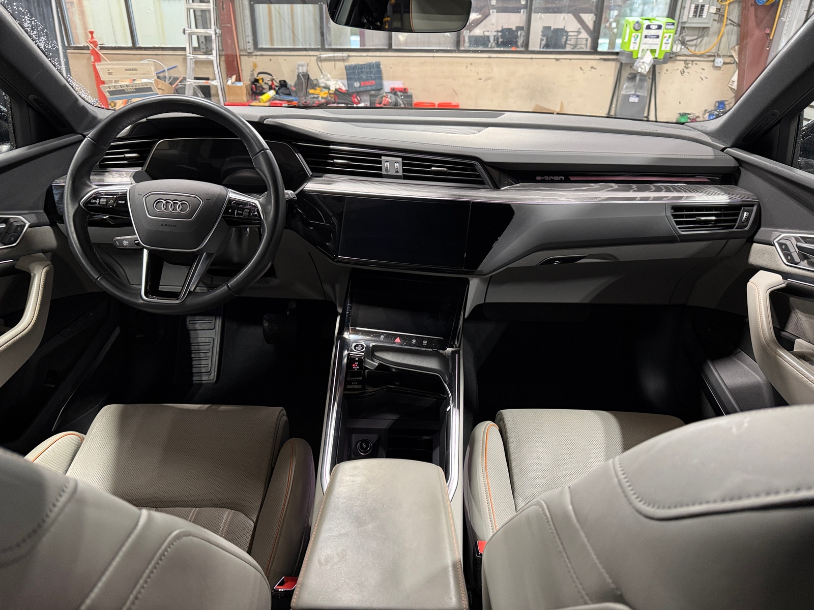 Thumbnail: 2022 Audi e-tron - 2