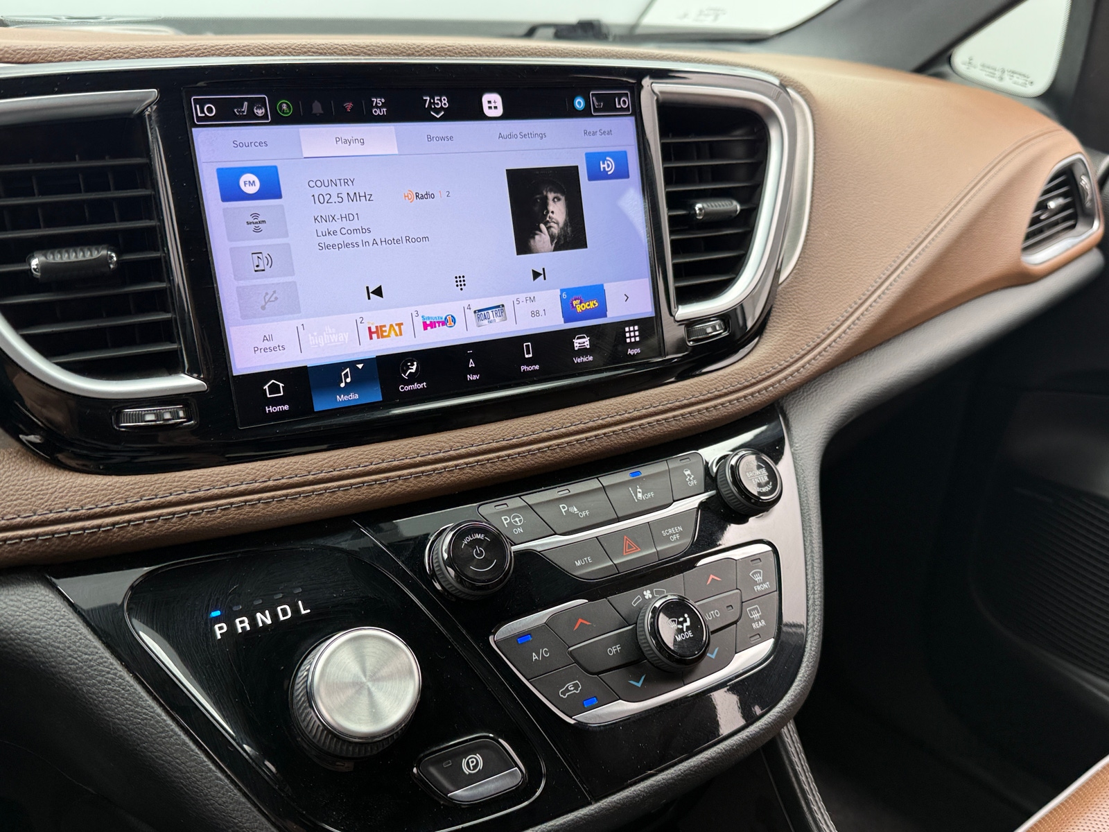 Thumbnail: 2021 Chrysler Pacifica - 3