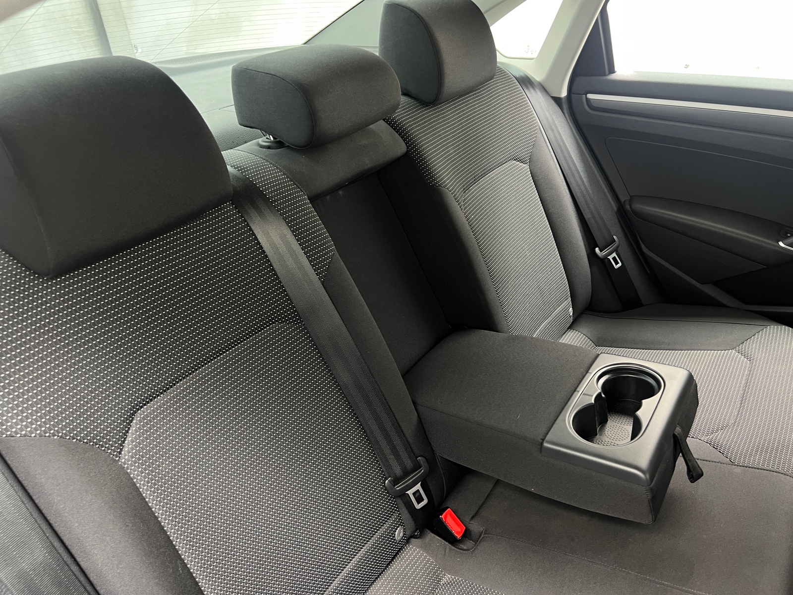 Thumbnail: 2016 Volkswagen Passat - 6