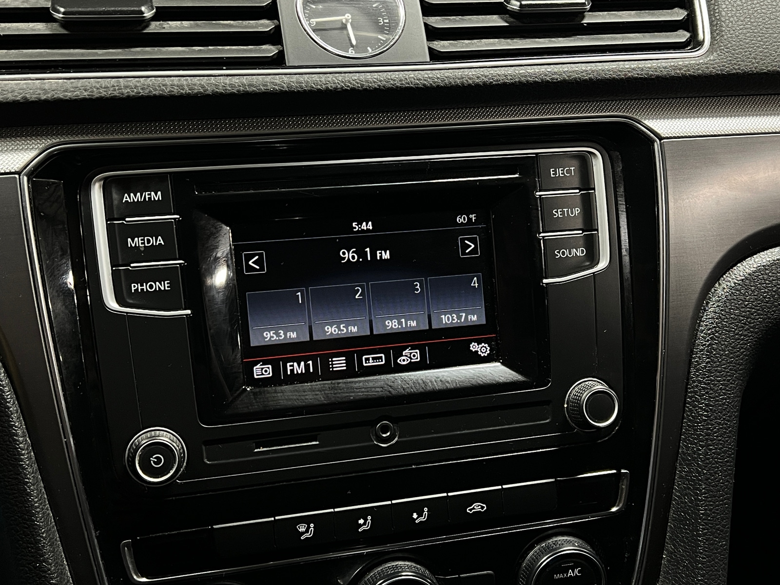 Thumbnail: 2016 Volkswagen Passat - 4