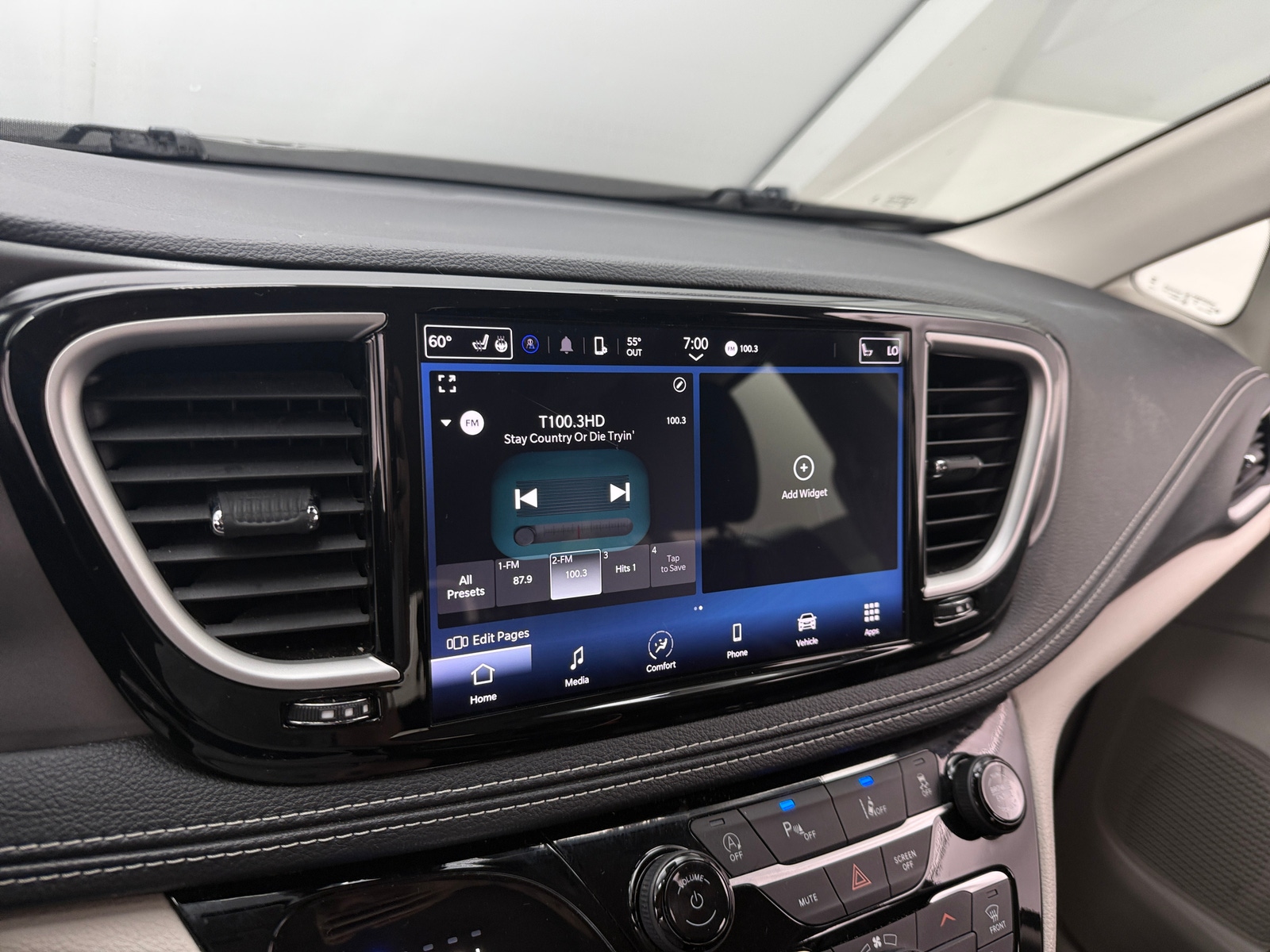 Thumbnail: 2023 Chrysler Pacifica - 3