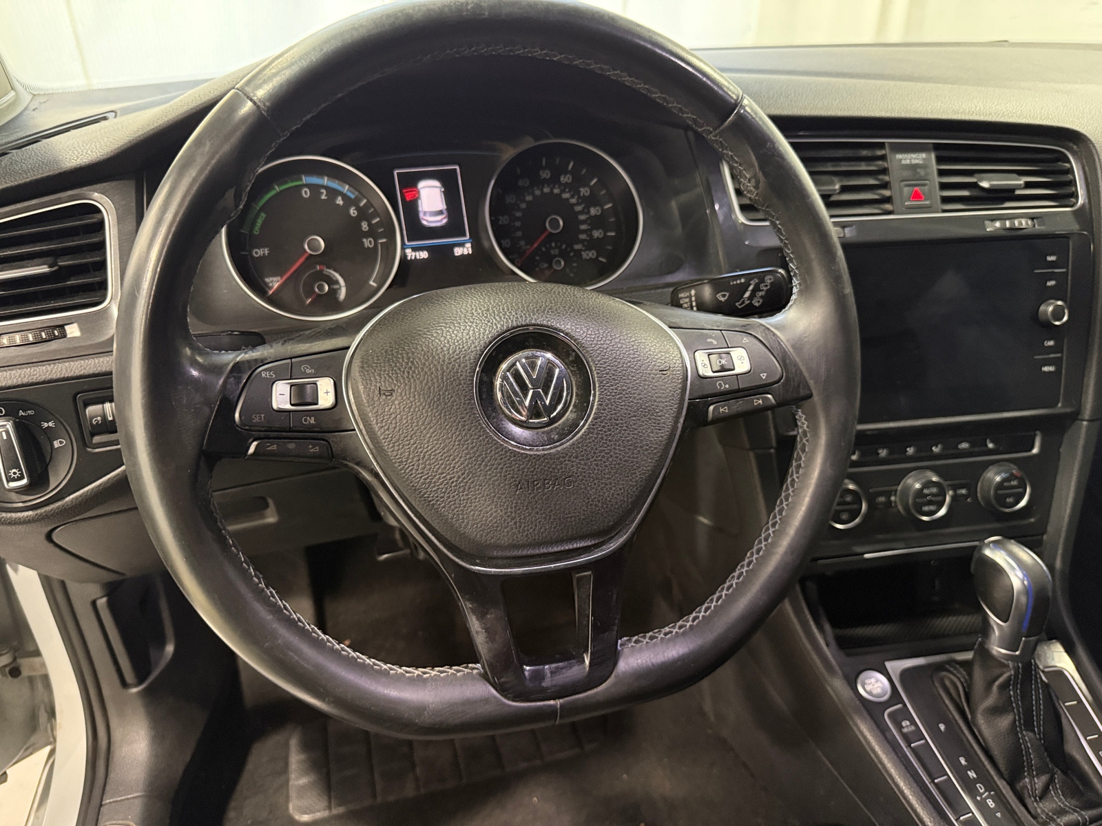 Thumbnail: 2017 Volkswagen e-Golf - 4