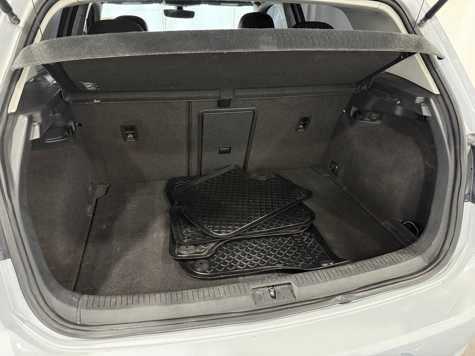 Thumbnail: 2017 Volkswagen e-Golf - 6