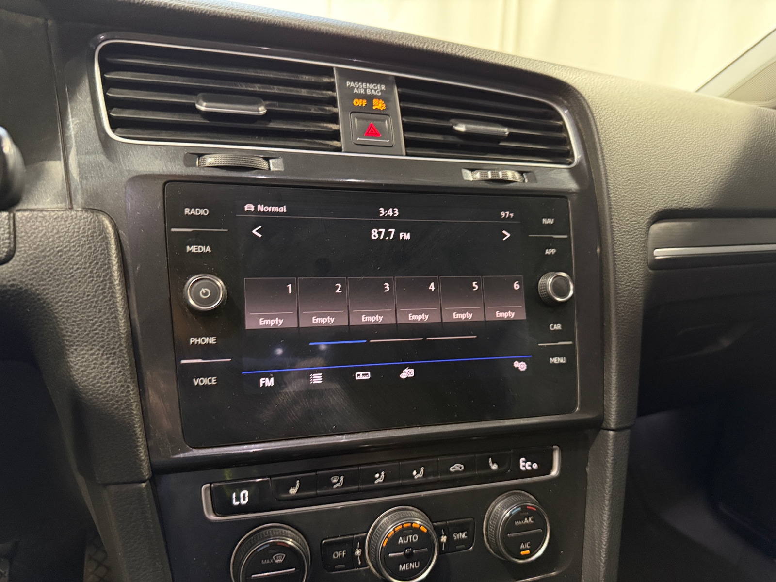 Thumbnail: 2017 Volkswagen e-Golf - 3