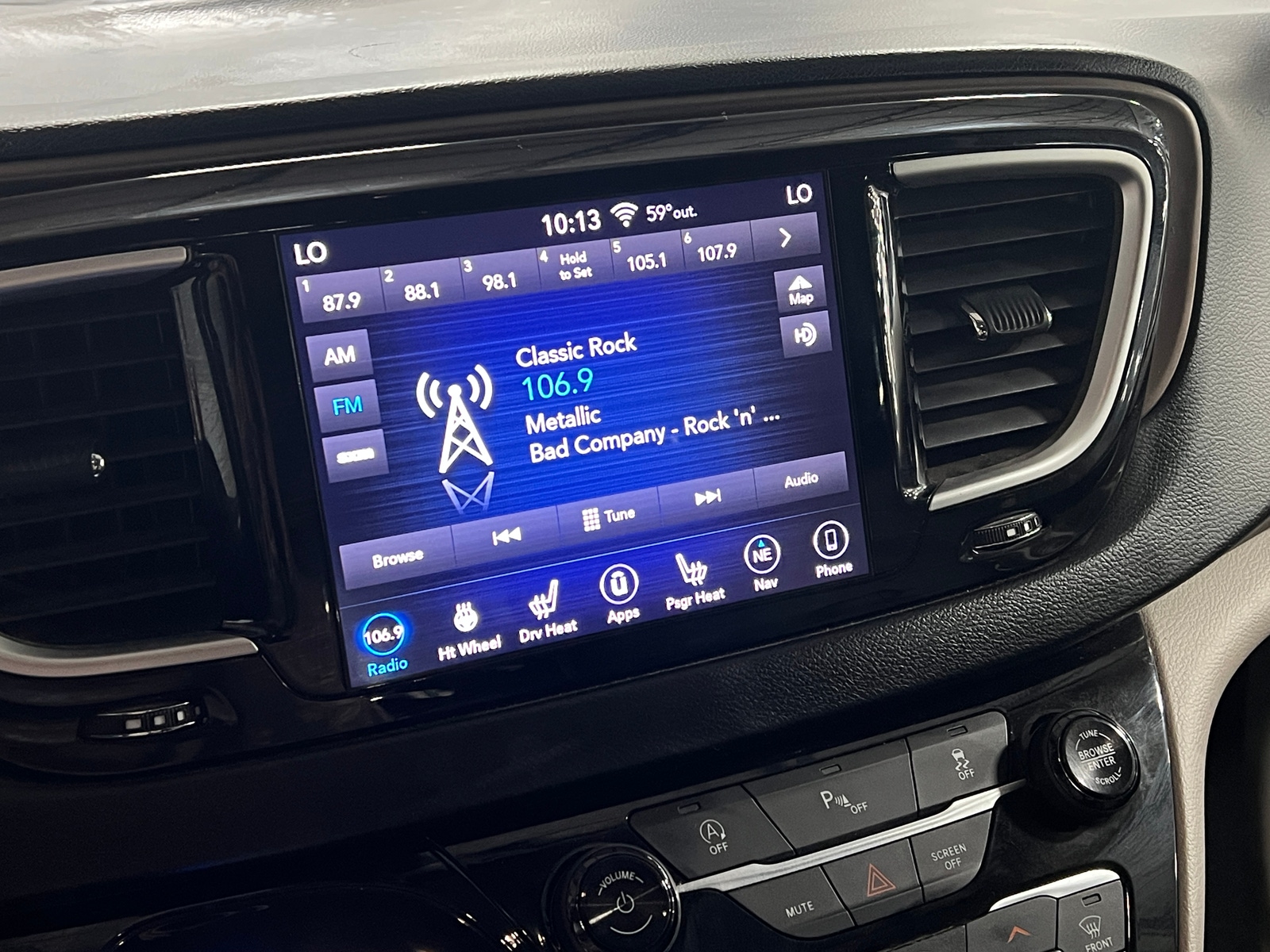 Thumbnail: 2019 Chrysler Pacifica - 3