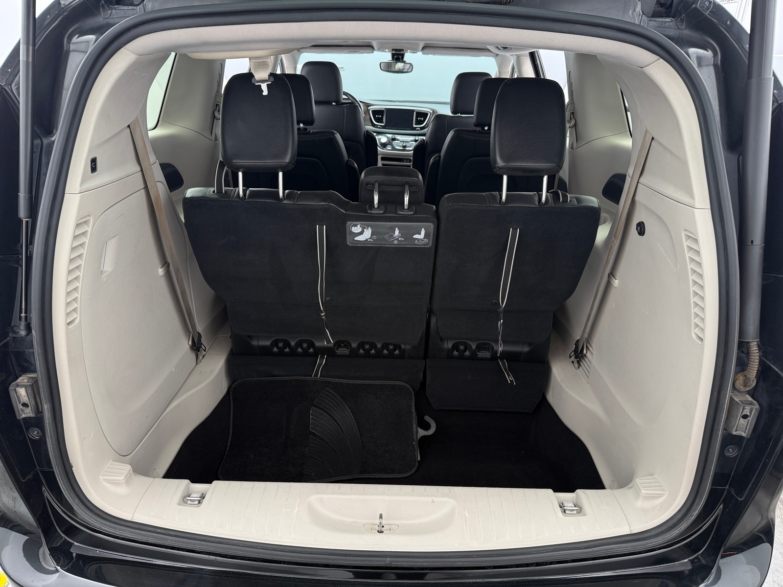 Thumbnail: 2017 Chrysler Pacifica - 6