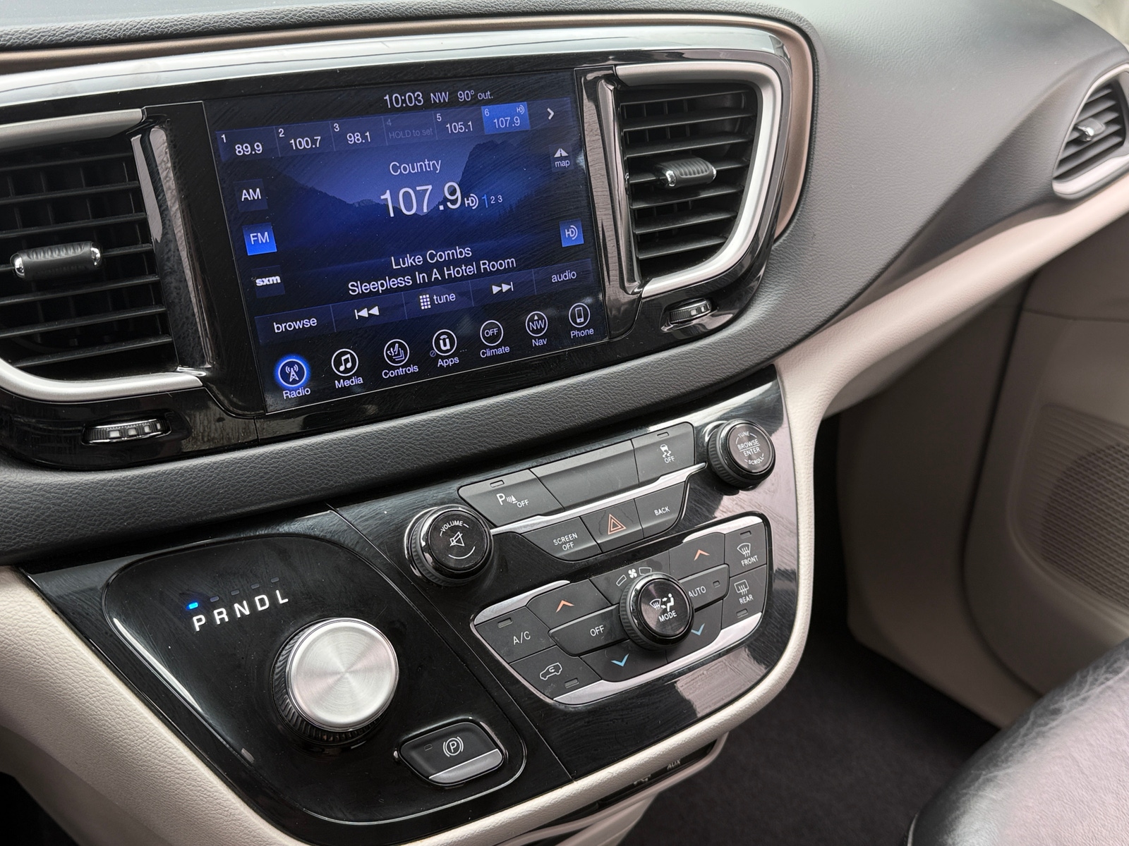 Thumbnail: 2017 Chrysler Pacifica - 3