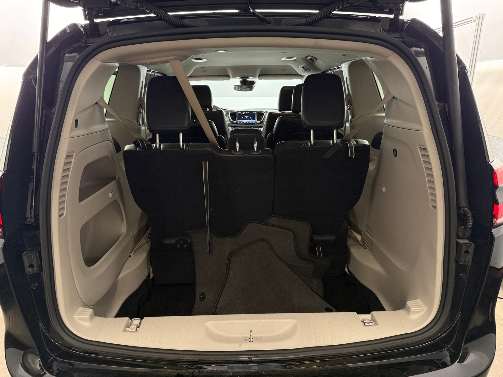 Thumbnail: 2024 Chrysler Pacifica - 6