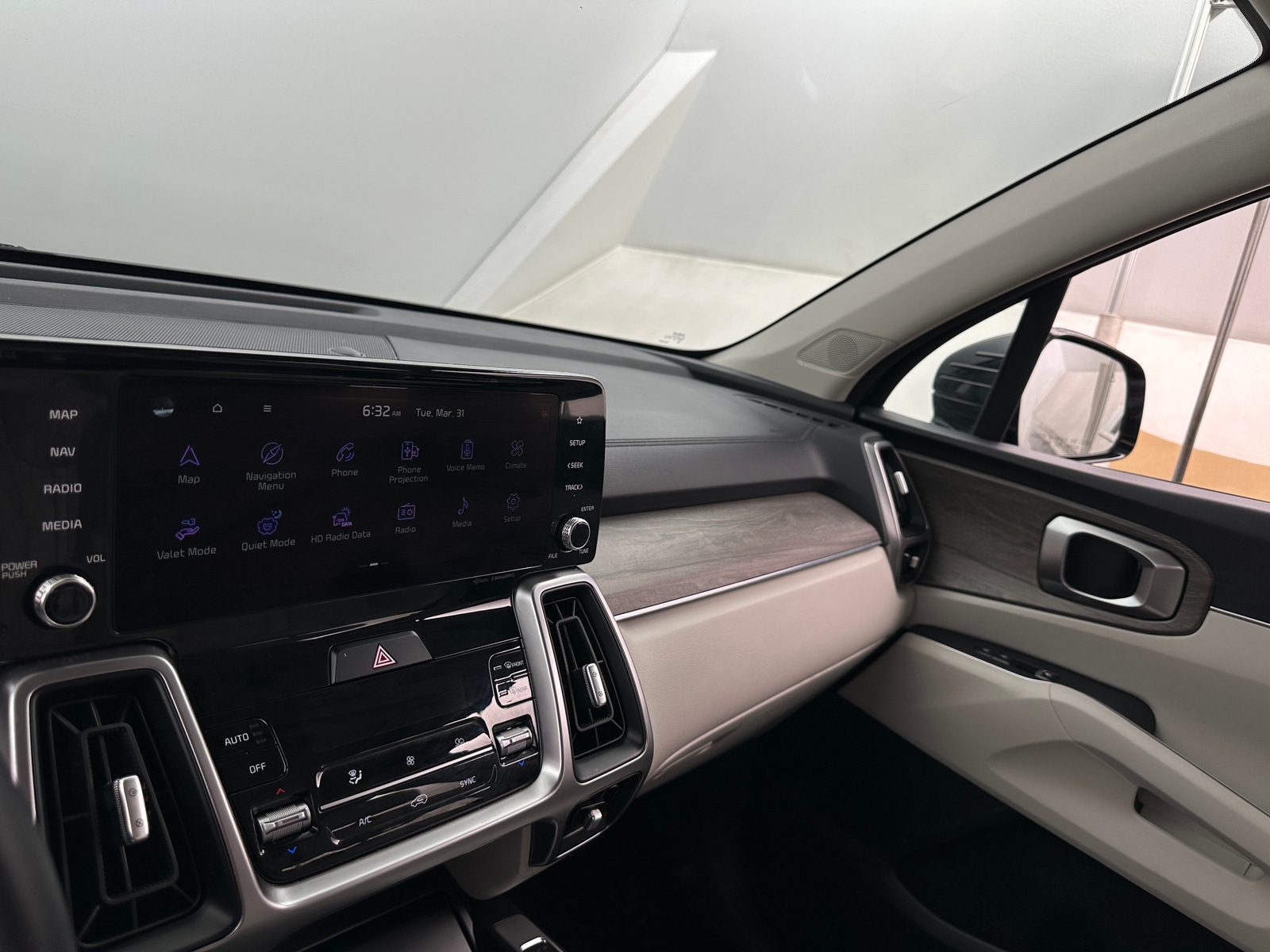 Thumbnail: 2023 Kia Sorento - 3