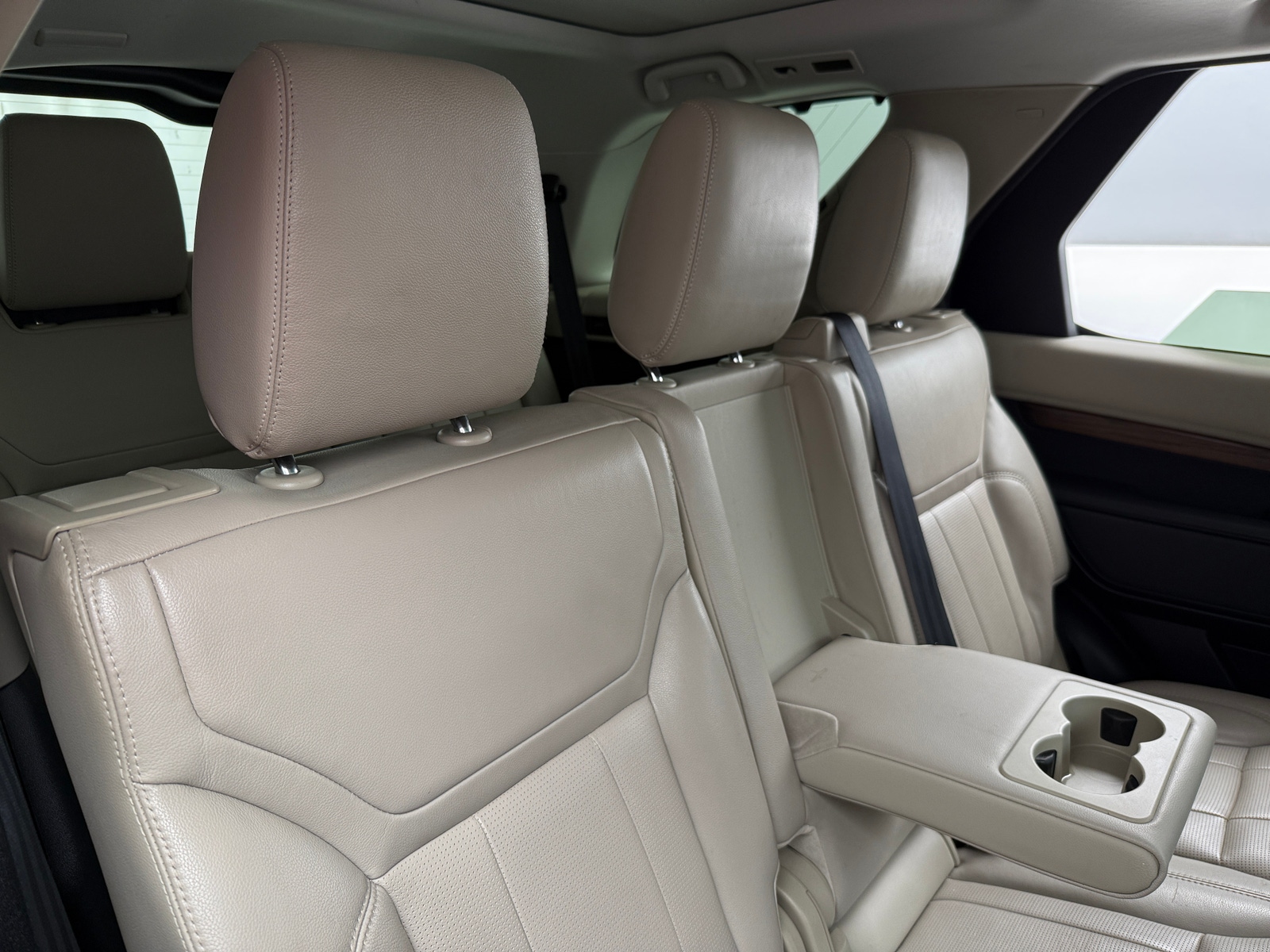 Thumbnail: 2018 Land Rover Discovery - 5