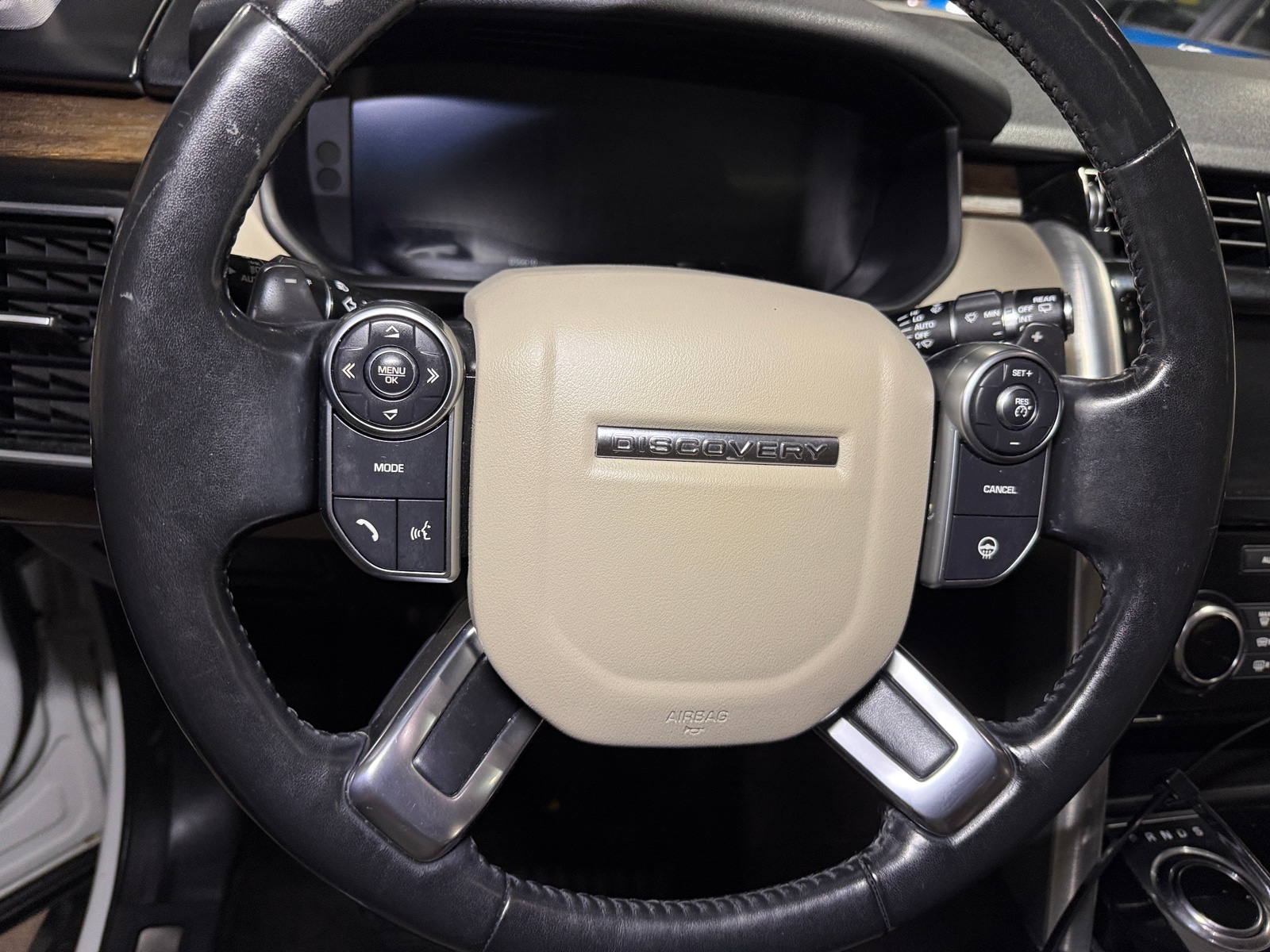 Thumbnail: 2018 Land Rover Discovery - 4