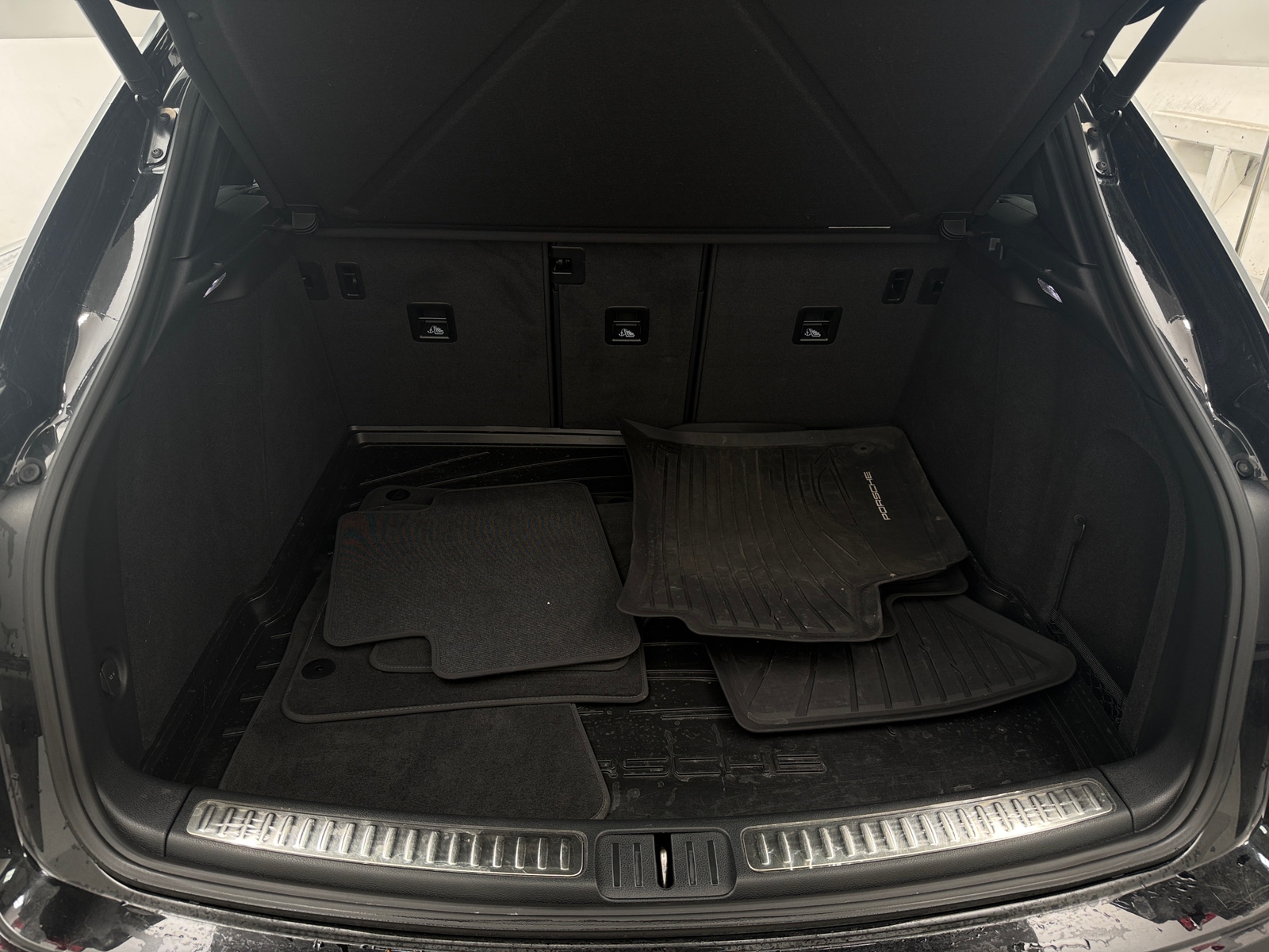 Thumbnail: 2023 Porsche Macan - 6