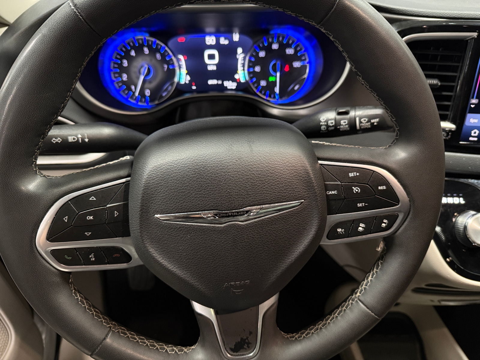 Thumbnail: 2023 Chrysler Pacifica - 4