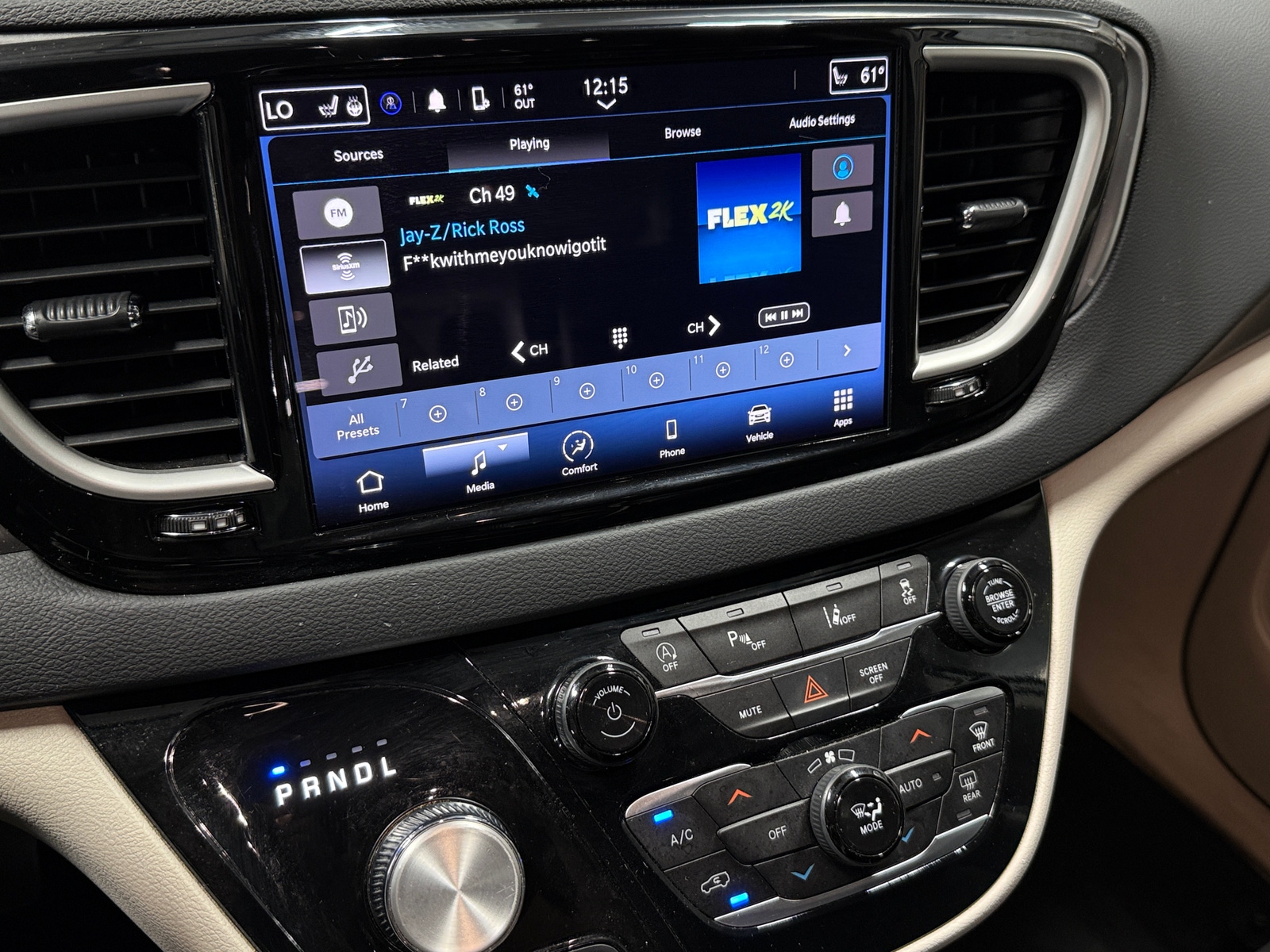 Thumbnail: 2023 Chrysler Pacifica - 3