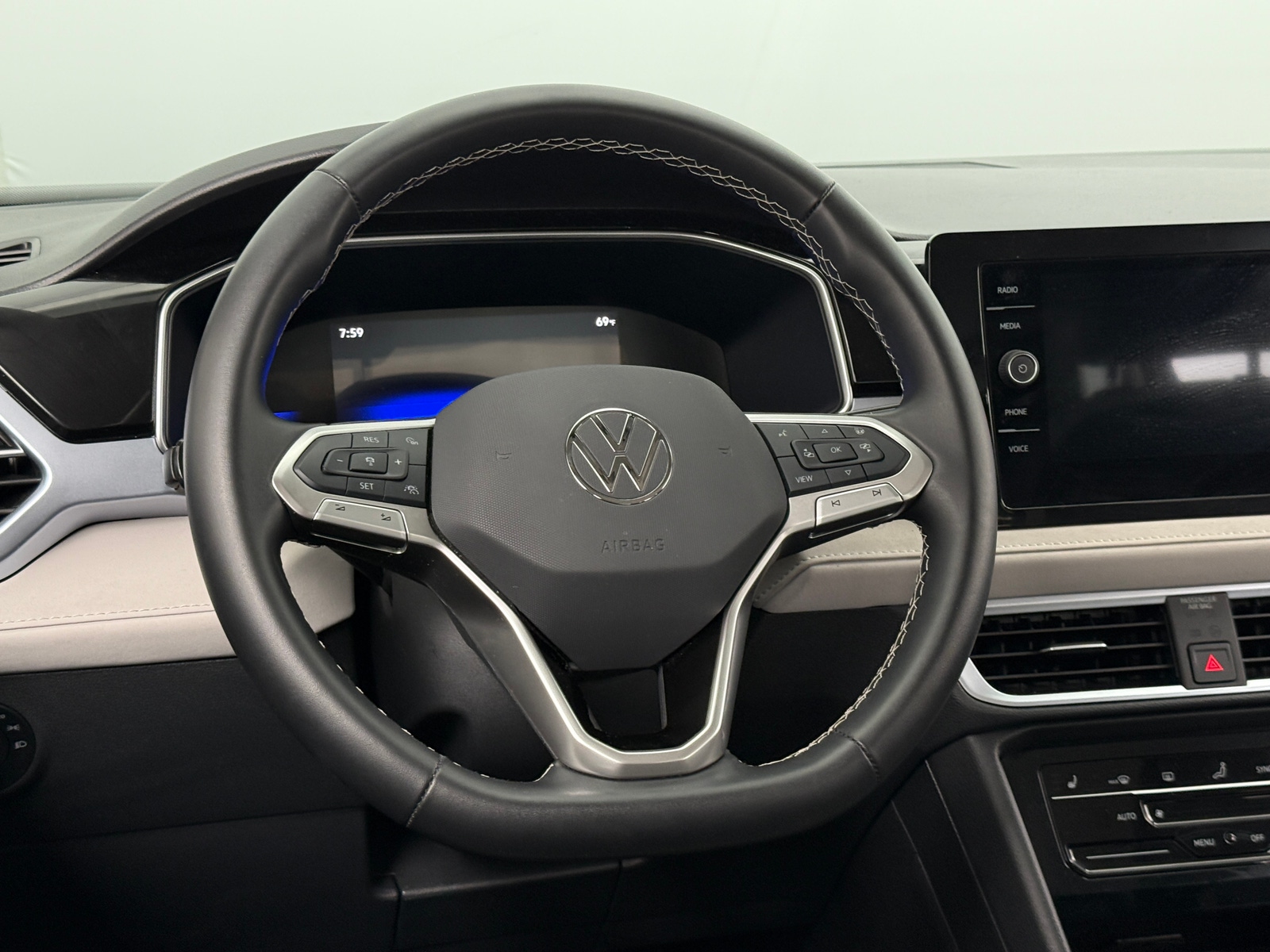 Thumbnail: 2025 Volkswagen Taos - 4