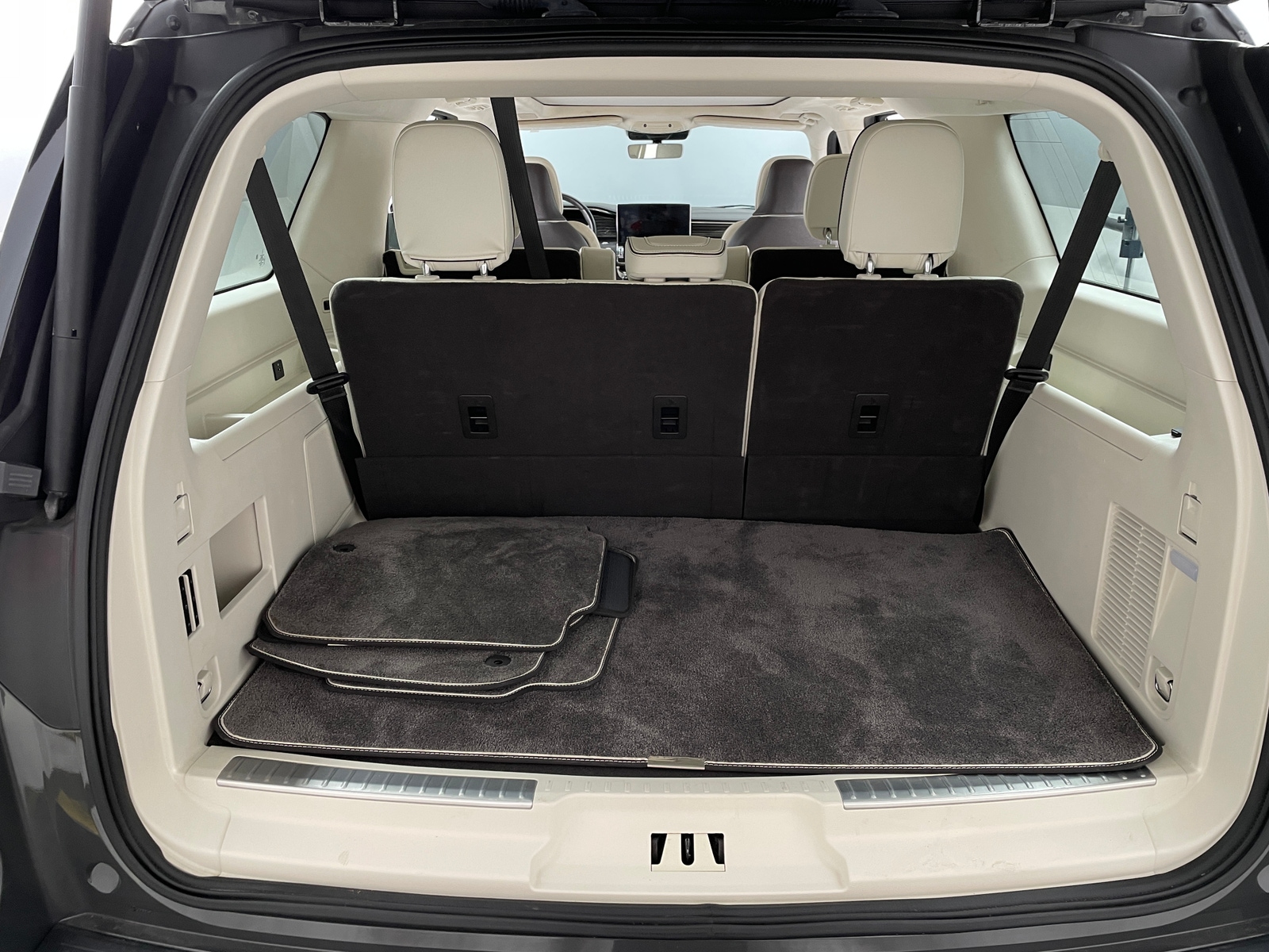 Thumbnail: 2022 Lincoln Navigator L - 6