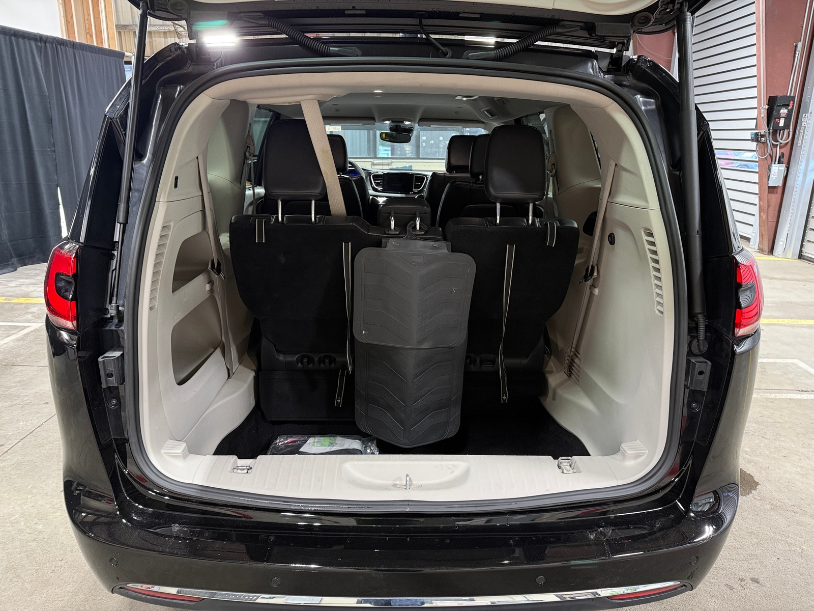 Thumbnail: 2024 Chrysler Pacifica - 6