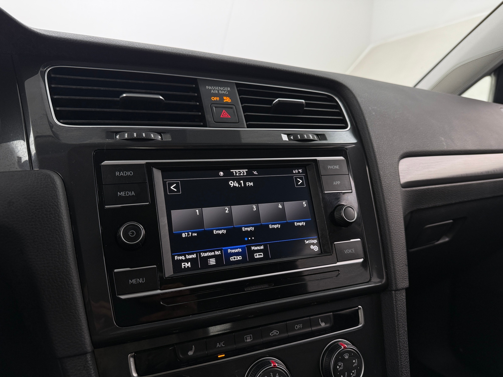 Thumbnail: 2021 Volkswagen Golf - 3