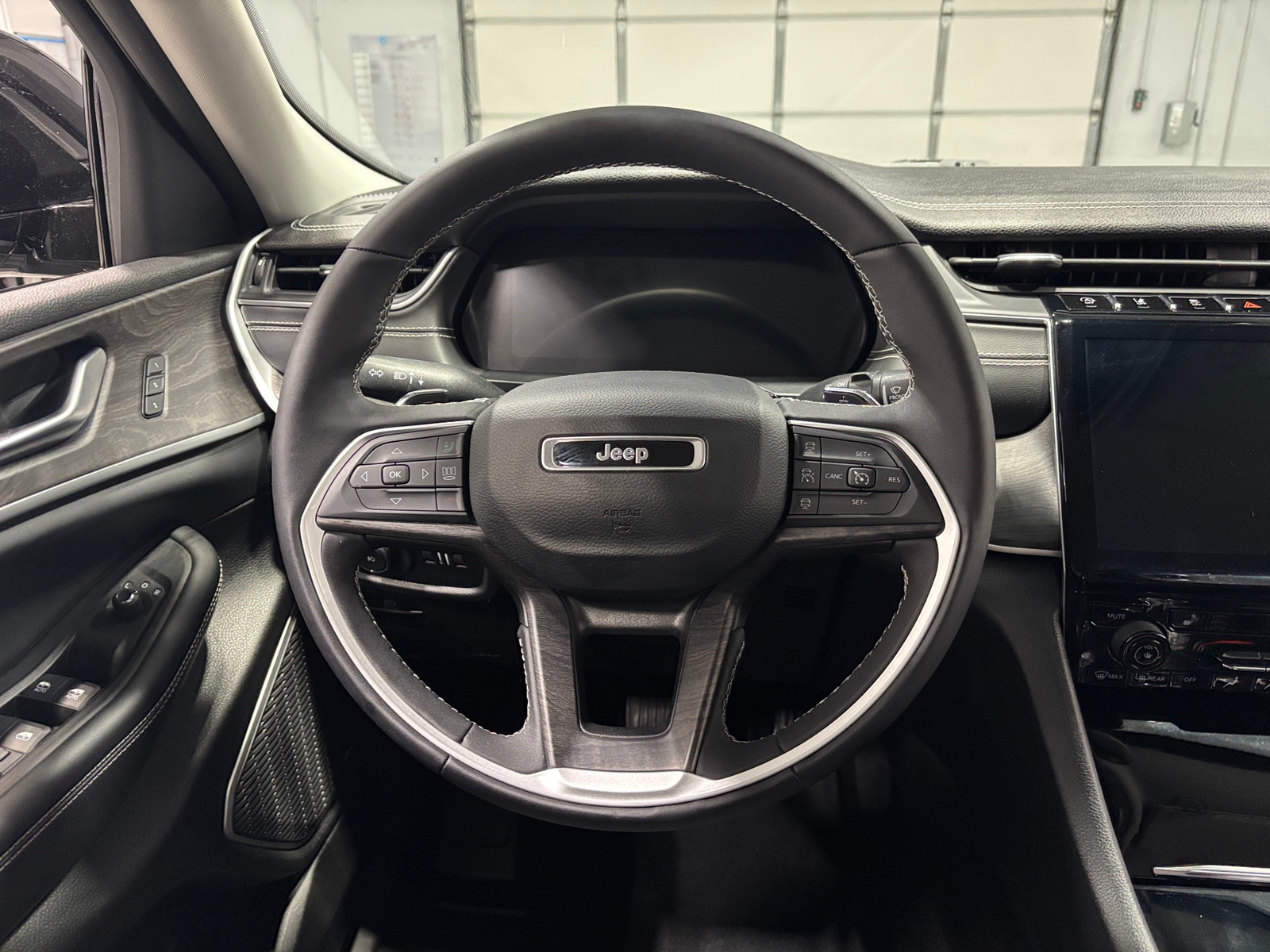 Thumbnail: 2023 Jeep Grand Cherokee L - 4