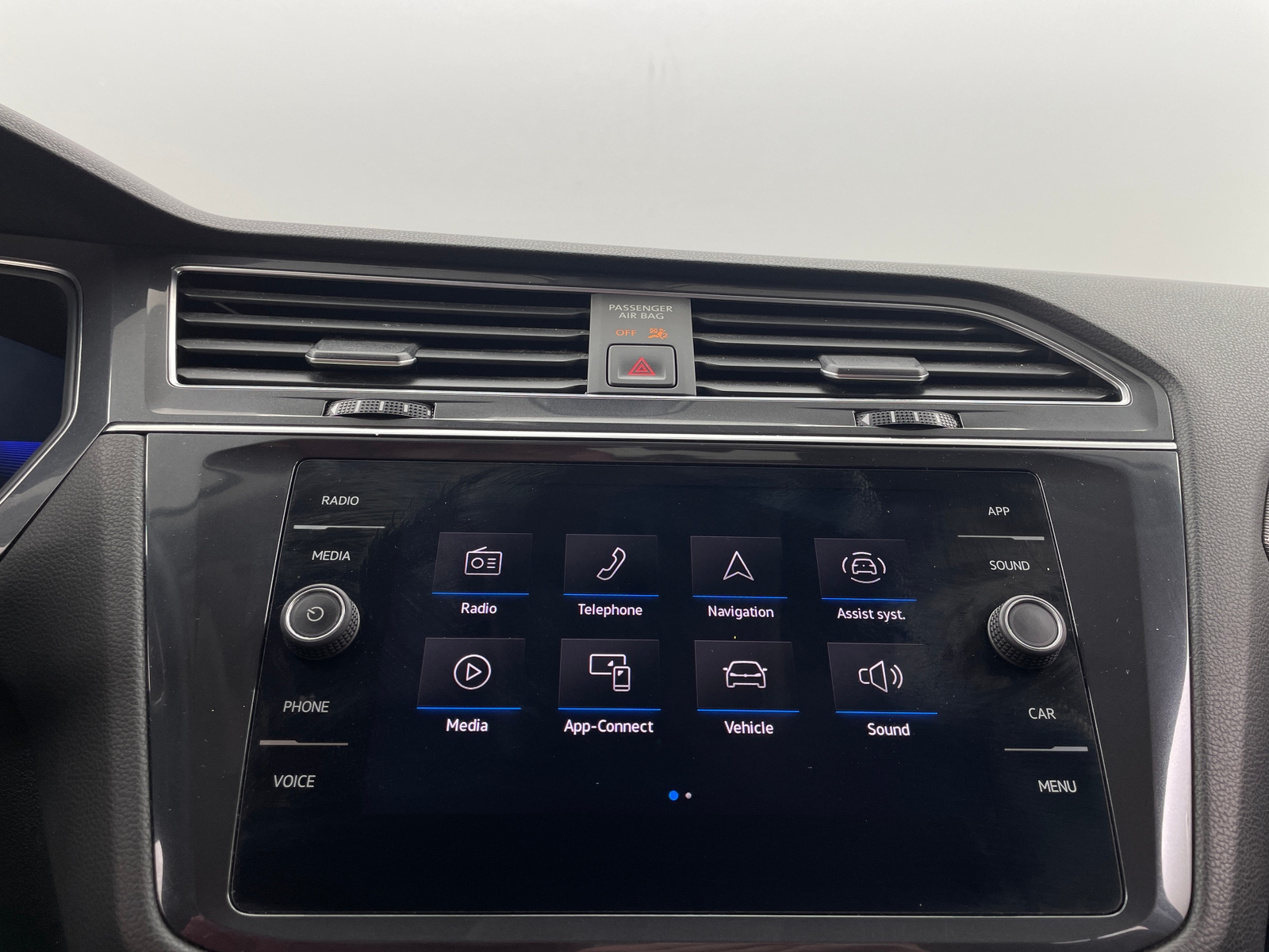 Thumbnail: 2022 Volkswagen Tiguan - 3