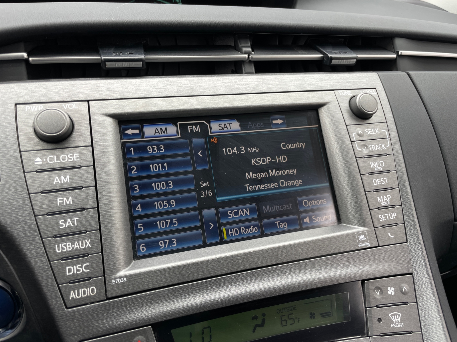 Thumbnail: 2015 Toyota Prius - 4