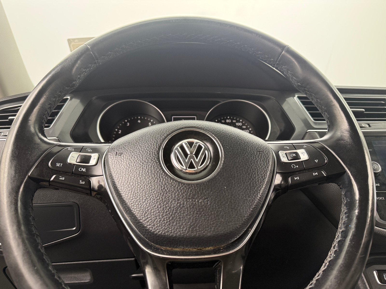 Thumbnail: 2018 Volkswagen Tiguan - 4