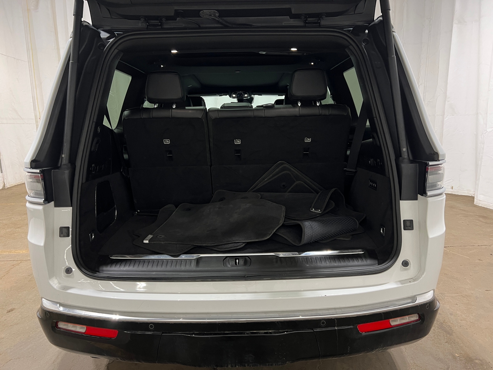 Thumbnail: 2023 Jeep Grand Wagoneer - 6