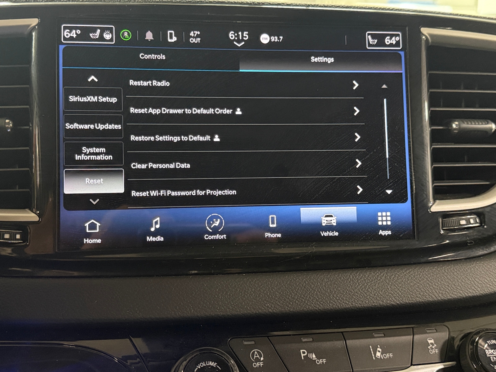 Thumbnail: 2023 Chrysler Pacifica - 3