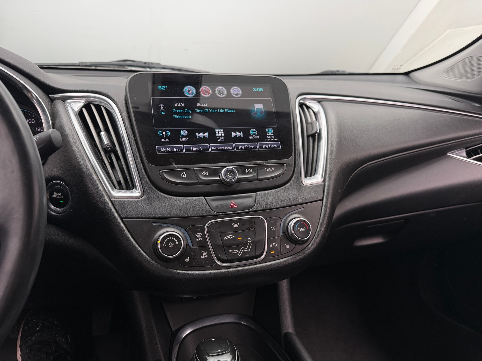 Thumbnail: 2017 Chevrolet Malibu - 3