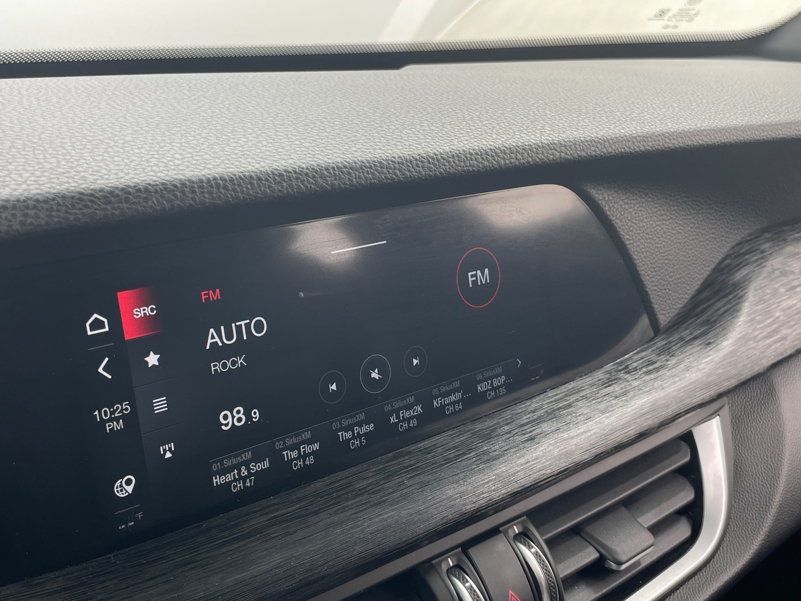 Thumbnail: 2022 Alfa Romeo Stelvio - 3