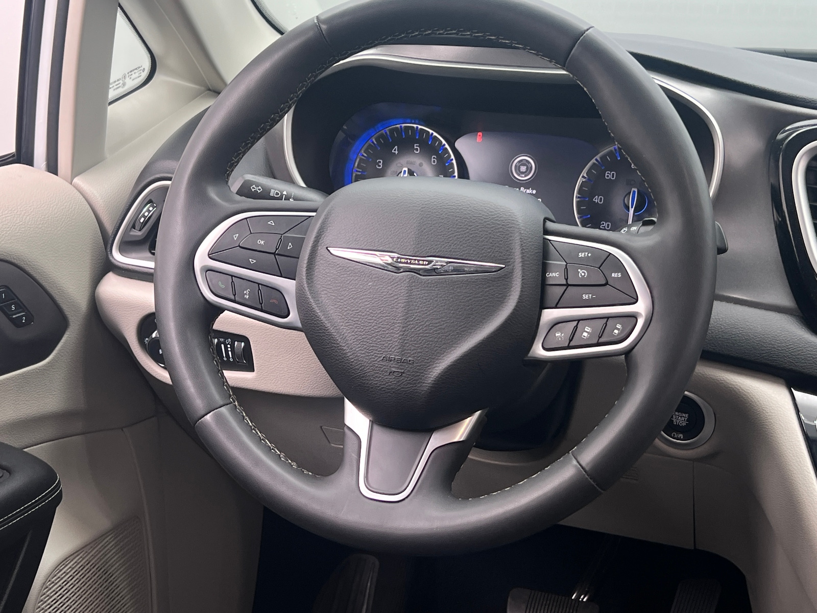 Thumbnail: 2023 Chrysler Pacifica - 4