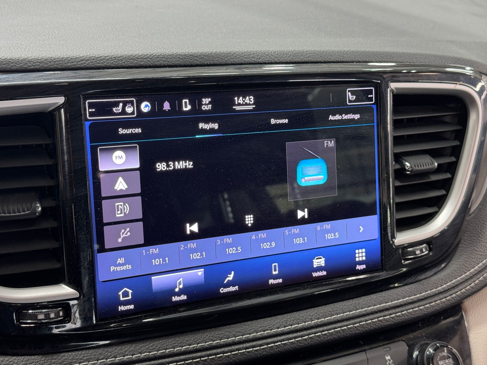 Thumbnail: 2022 Chrysler Pacifica - 3