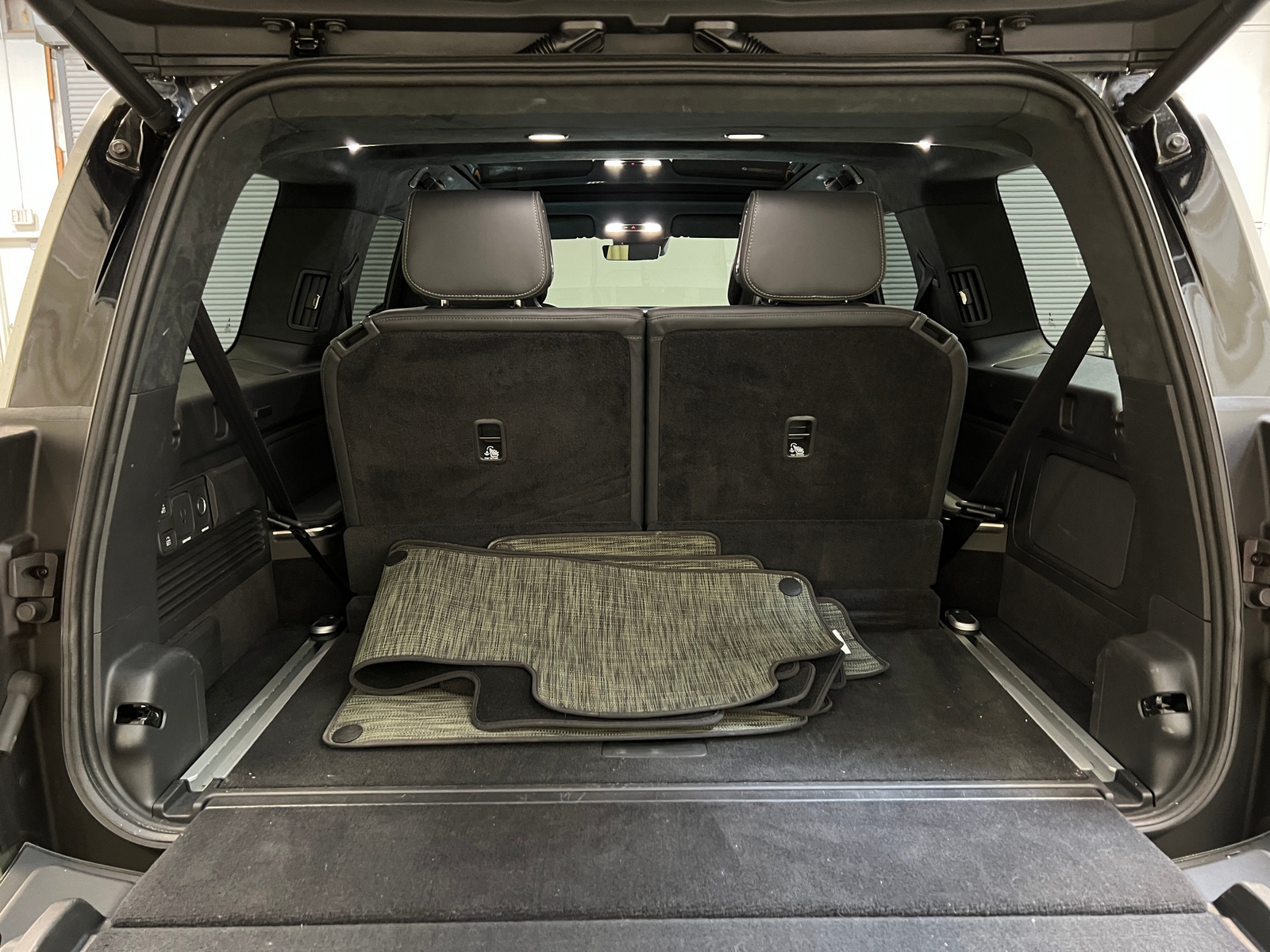 Thumbnail: 2023 Rivian R1S - 6