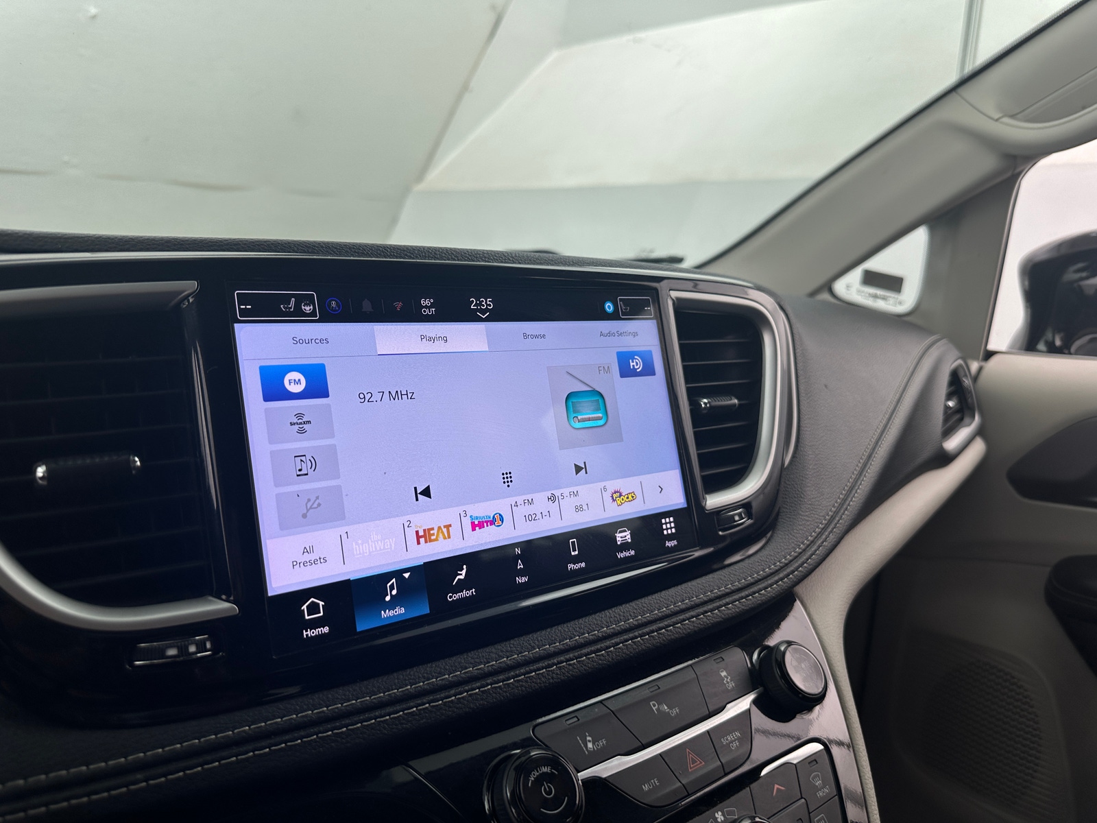 Thumbnail: 2024 Chrysler Pacifica - 3