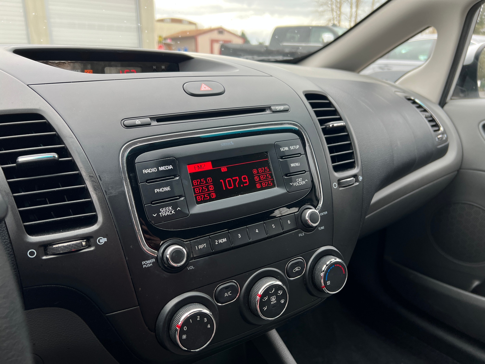 Thumbnail: 2017 Kia Forte - 4